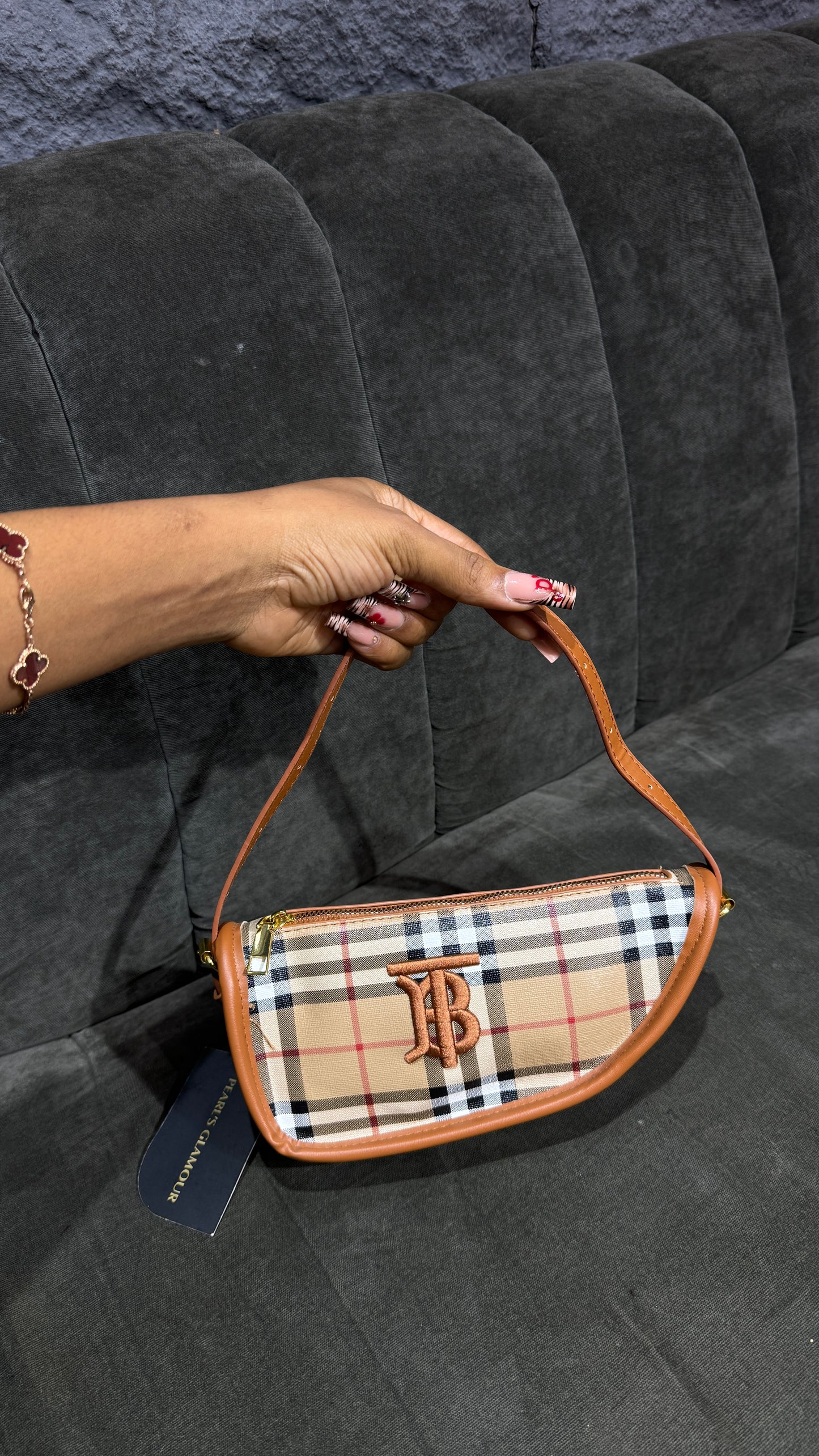 Burberry bag B084