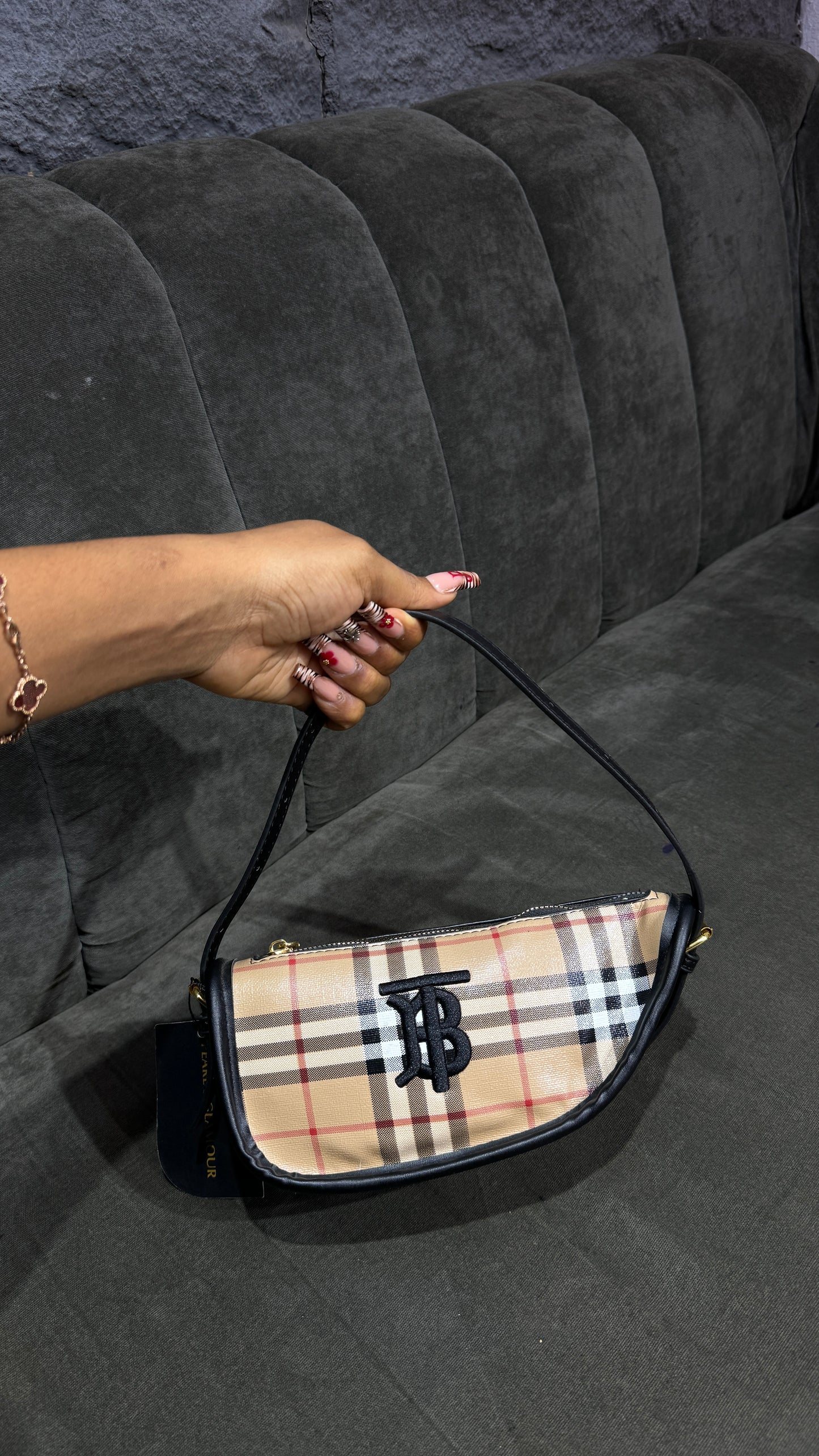 Burberry bag B084