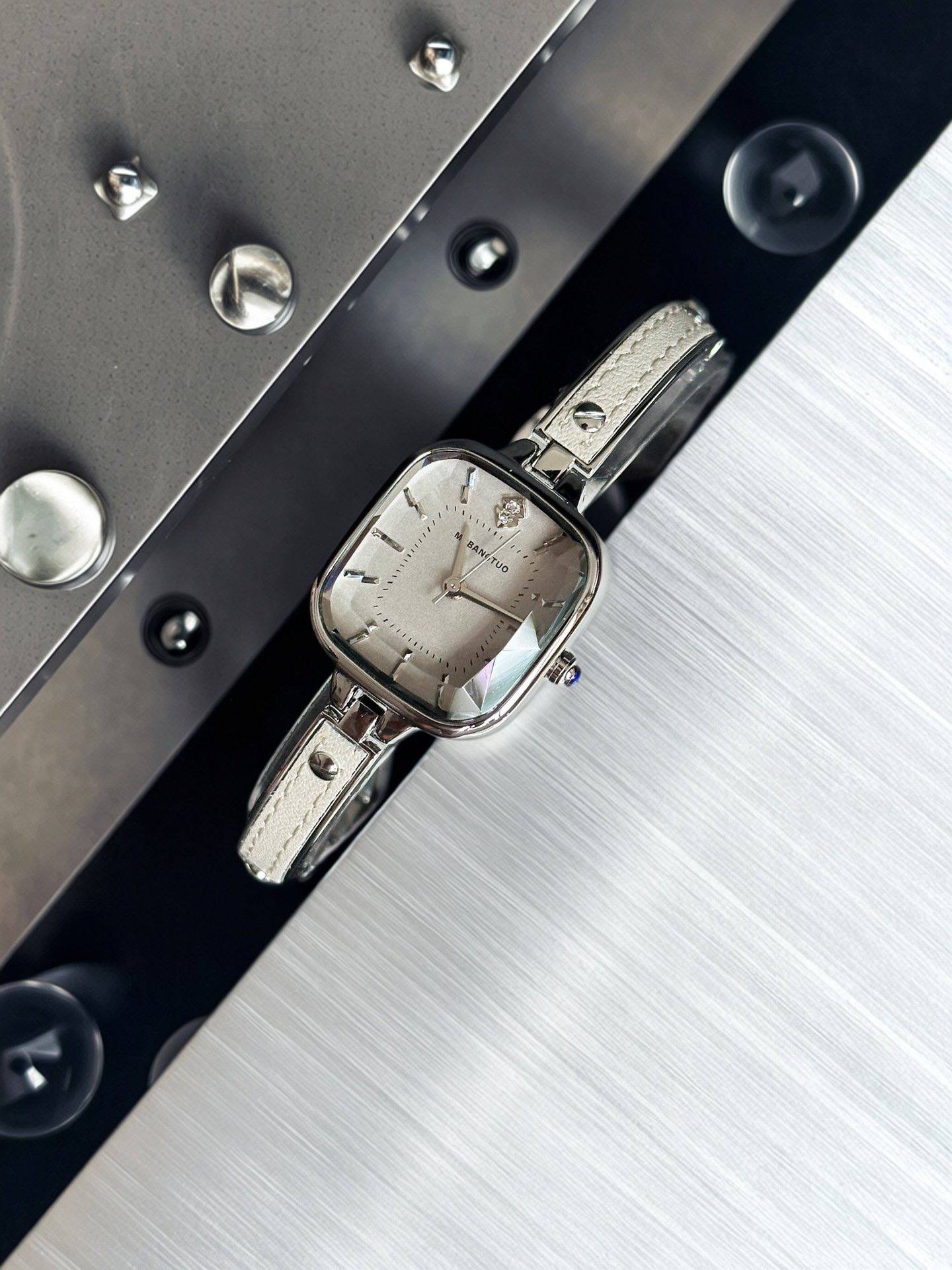 Veŕt Wristwatch Jw0131