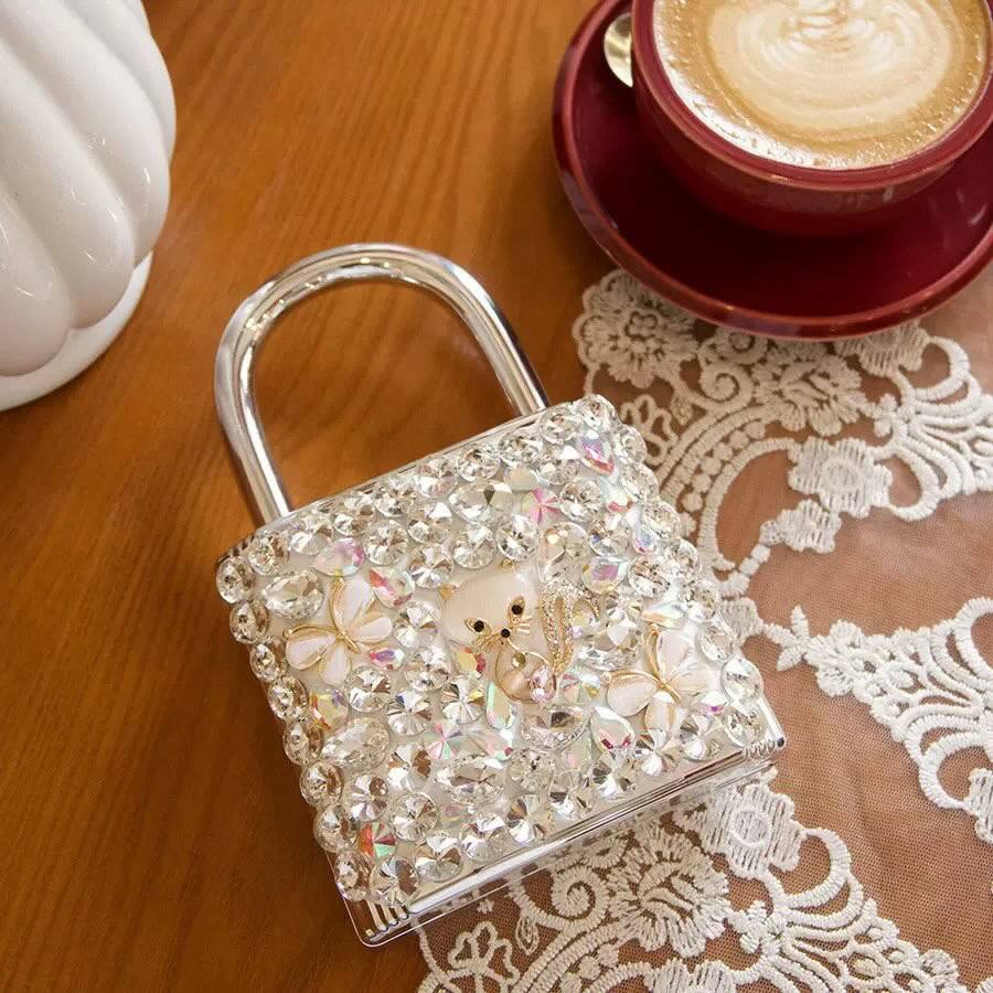 Pretty lock purse B380
