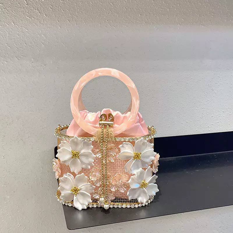Ring handle clutch B383
