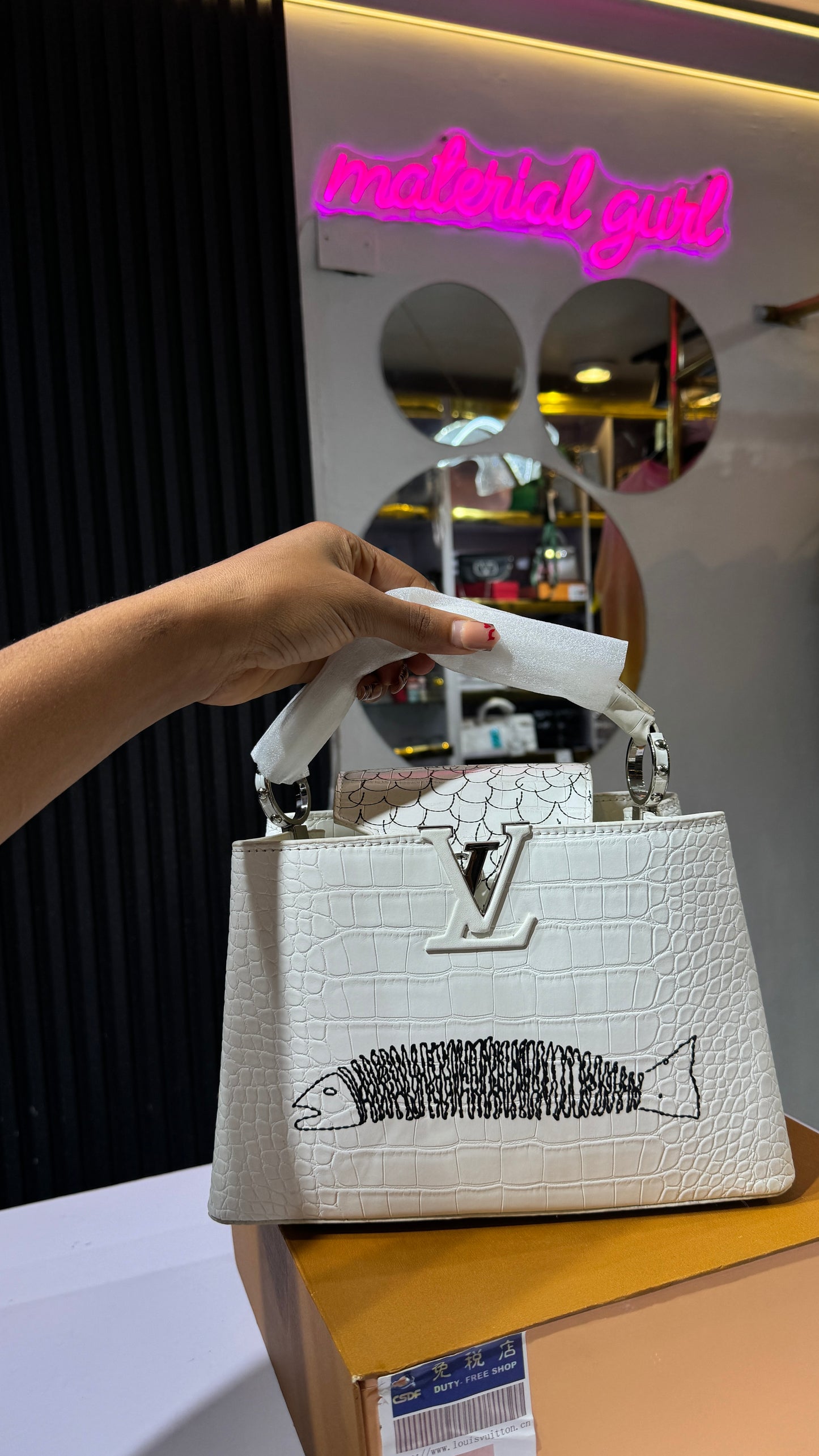 WHITE LV CAPUCINES B135