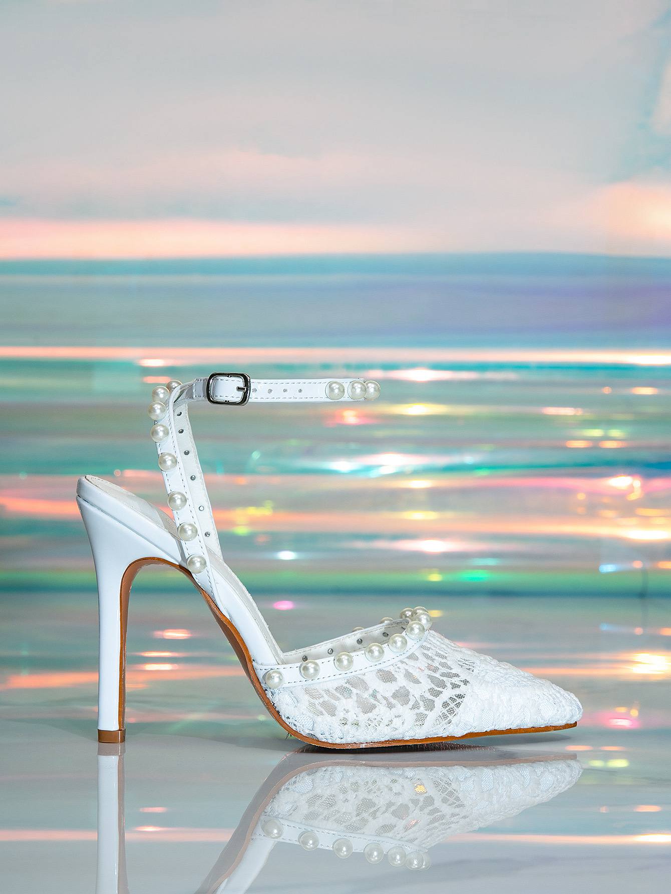 White angle heels H0460