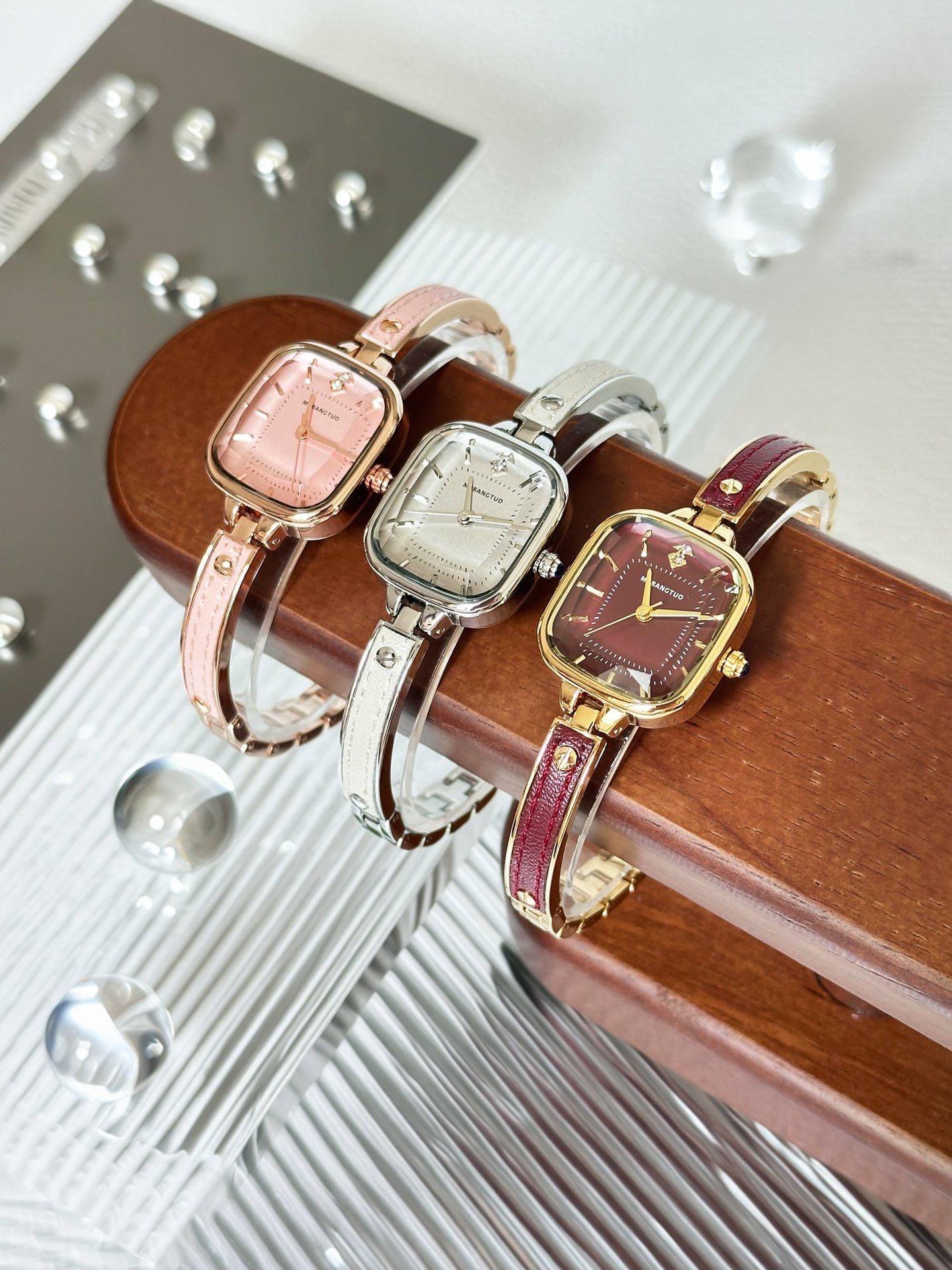 Veŕt Wristwatch Jw0131