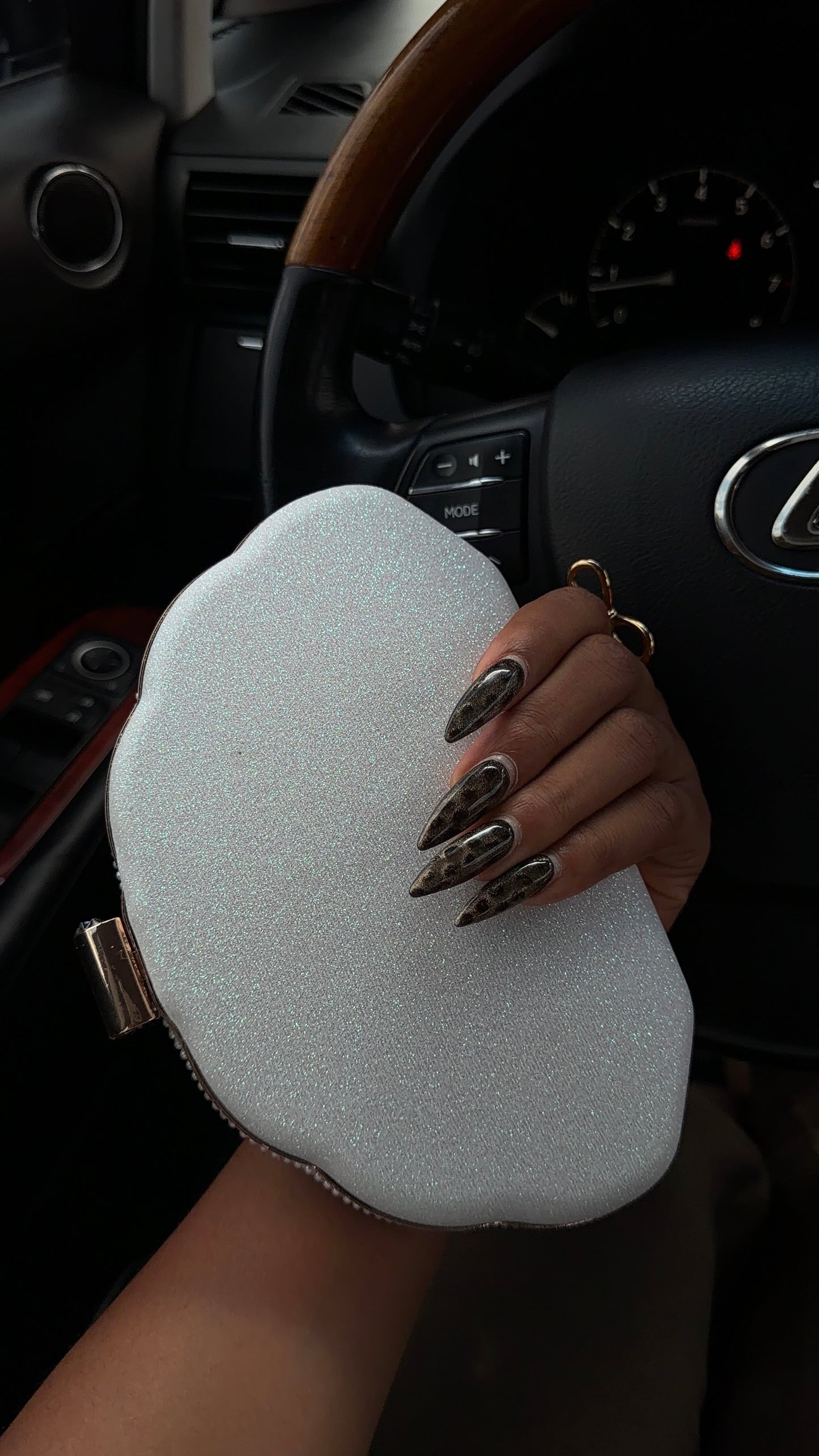 Beaded clutch B389